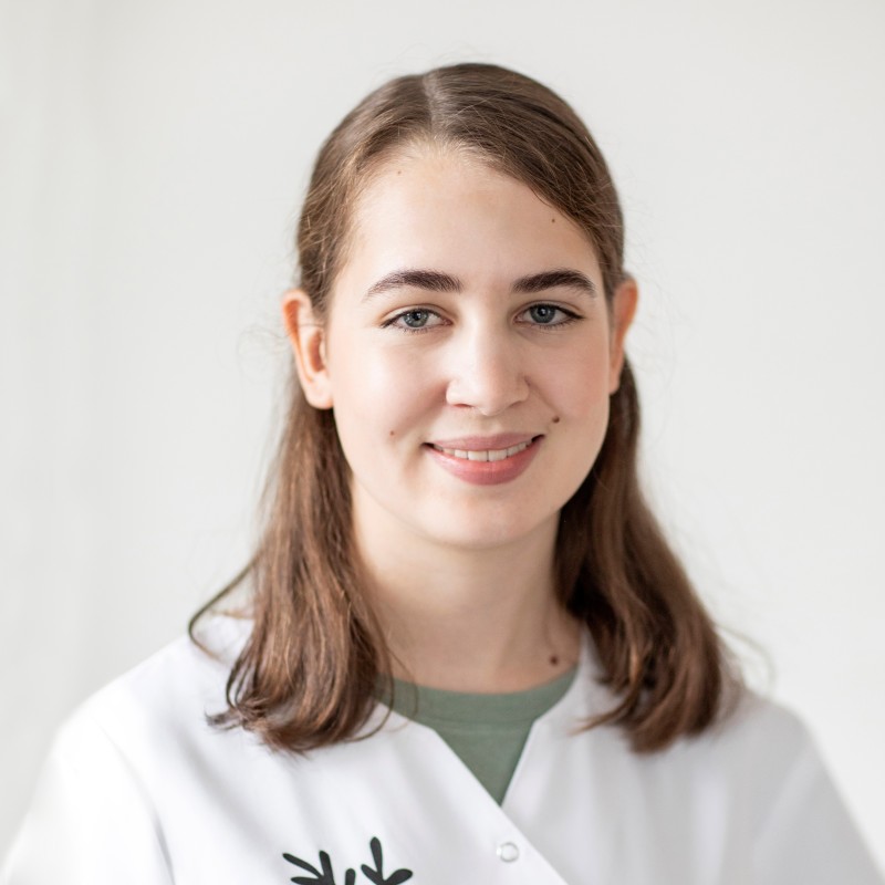 Portrait Enola Brunner Drogistin in Ausbildung